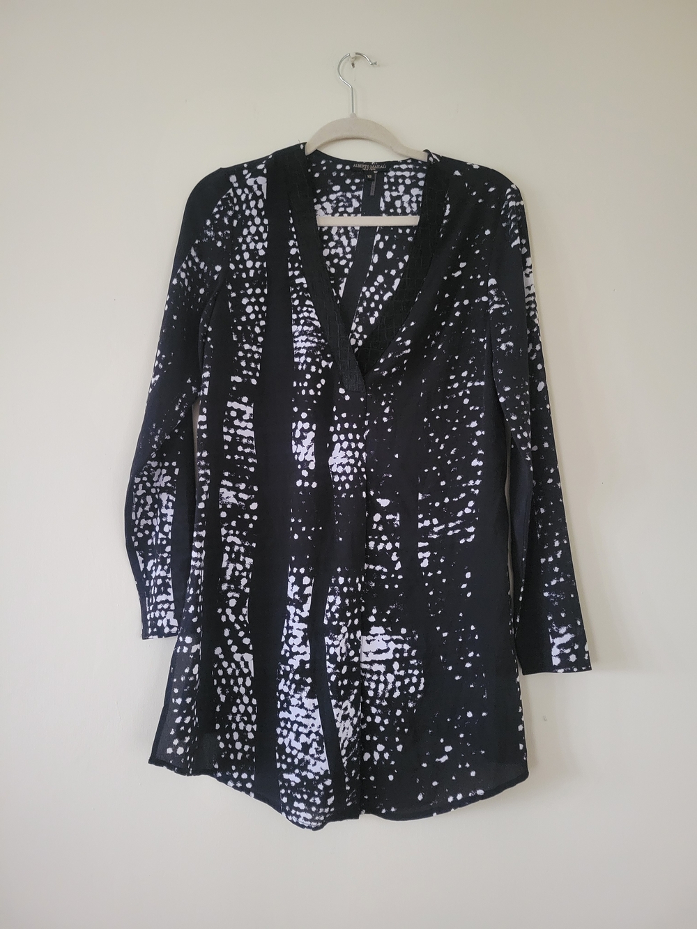 Vince Camuto Black & White Abstract V-Neck Tunic